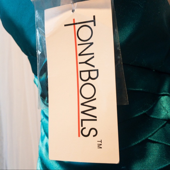 Tony Bowls NWT Dress Size 12 Emerald Green with gorgeous jewelled feature - Picture 5 of 16